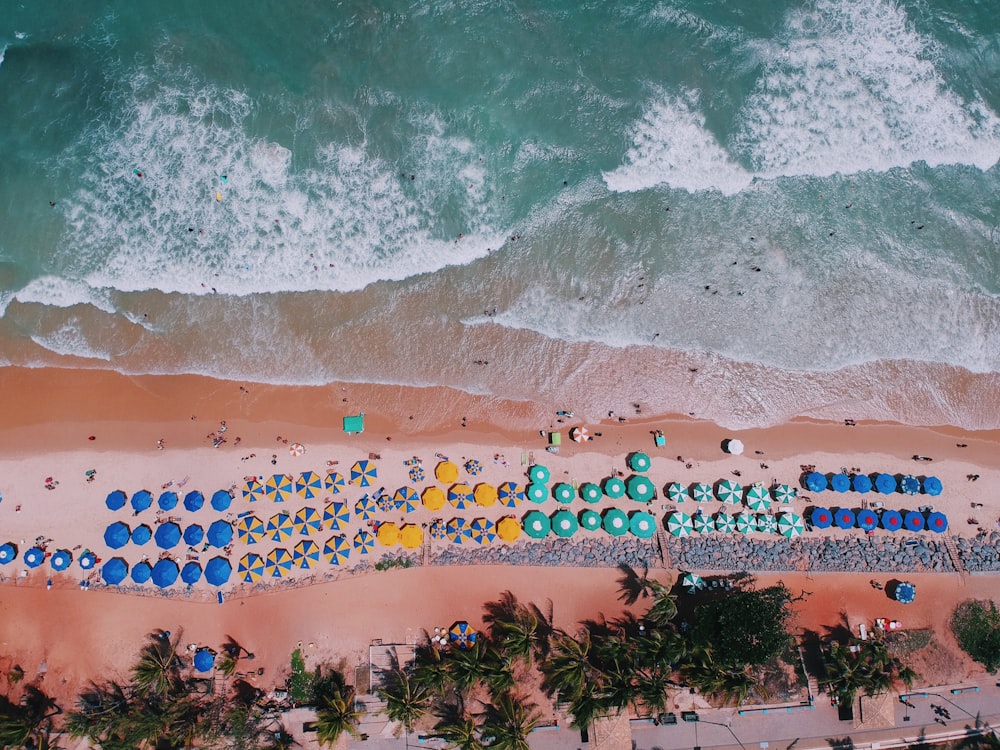 Vista aérea da areia marrom perto do corpo de água durante o dia