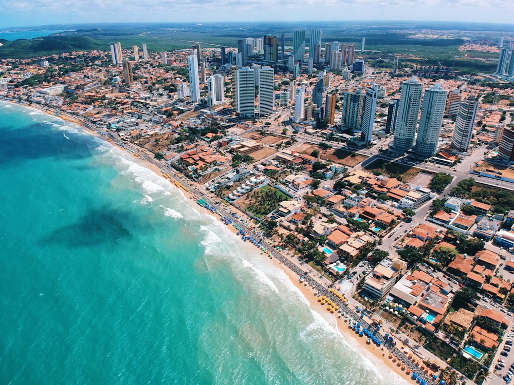 Fotografía aérea de edificios de la ciudad cerca de la orilla del mar durante el día