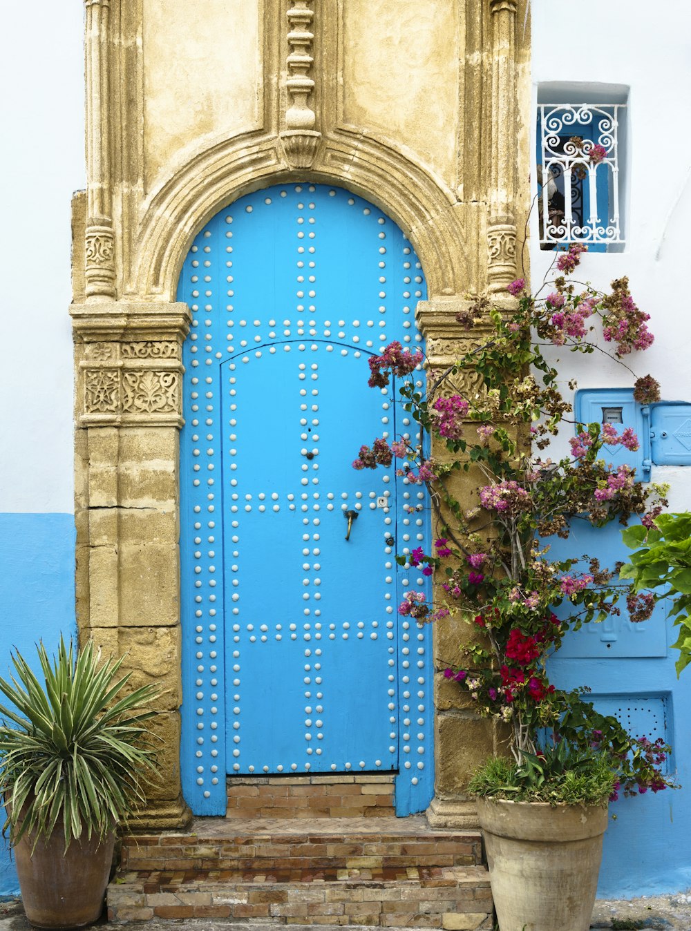 Puerta metálica azul y blanca