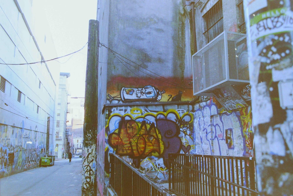 Mur de béton peint par des graffitis multicolores