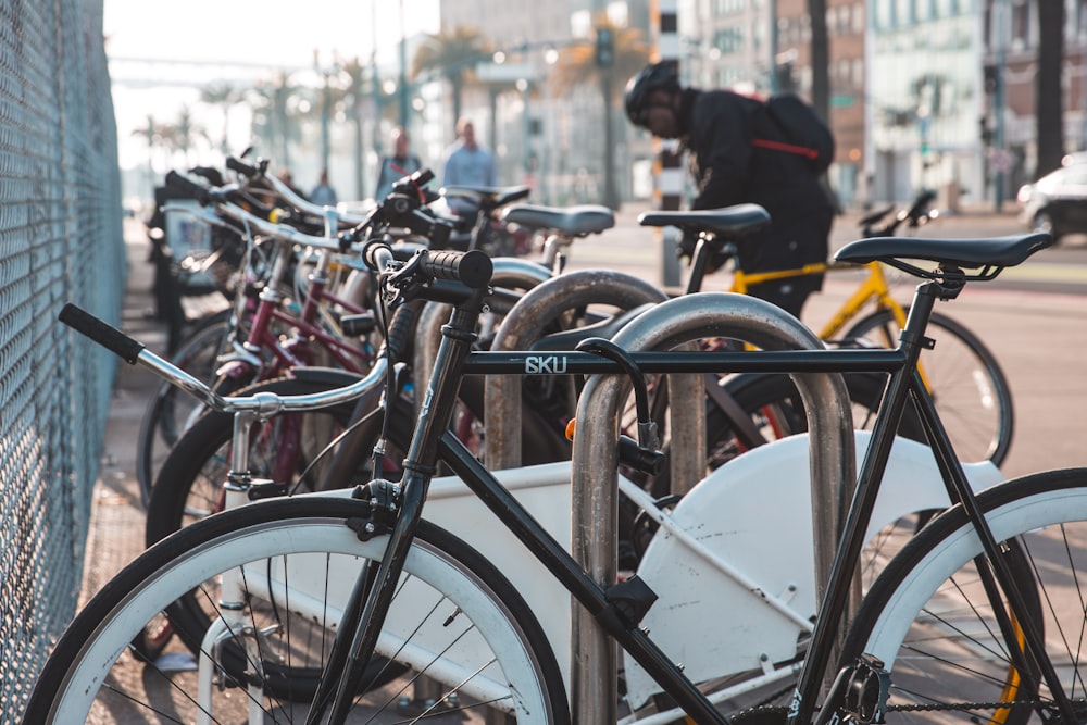 bicicleta preta e branca durante o dia