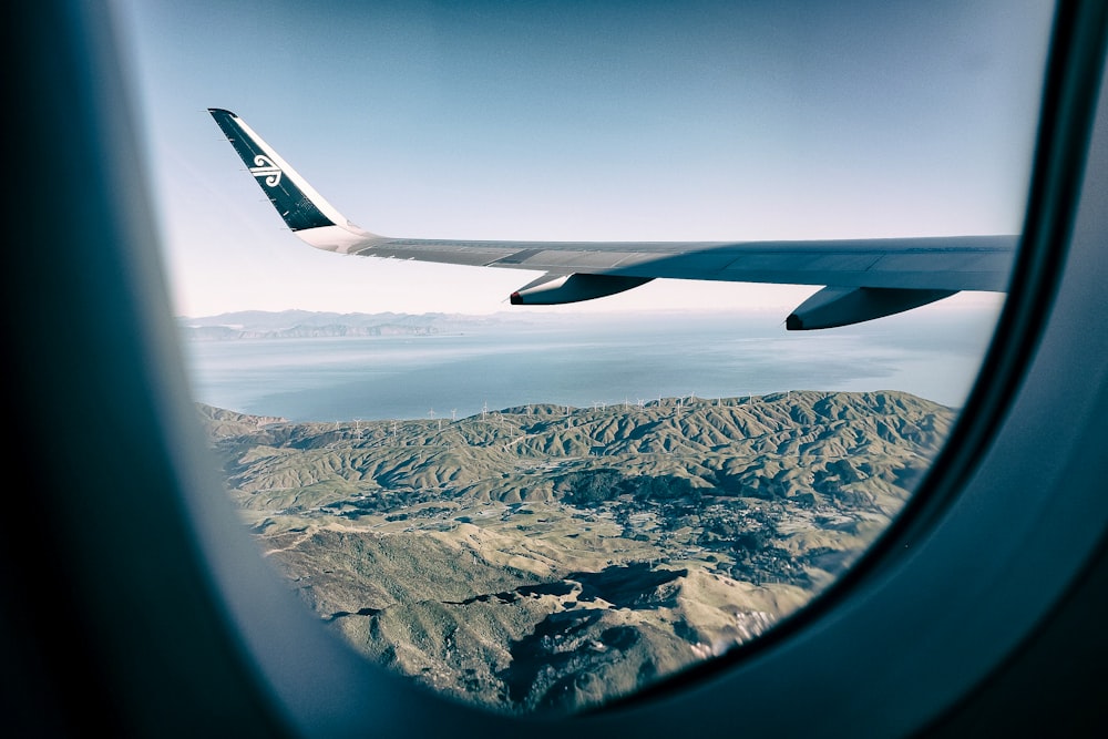 ali dell'aereo al di fuori del finestrino dell'aereo
