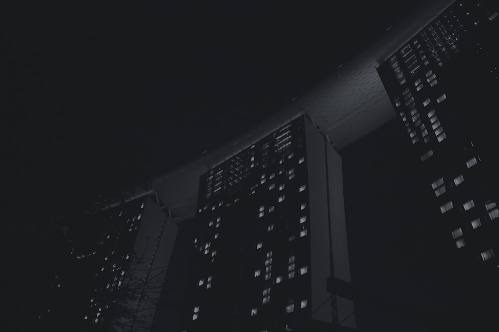 Photographie en basse lumière d’immeubles de grande hauteur