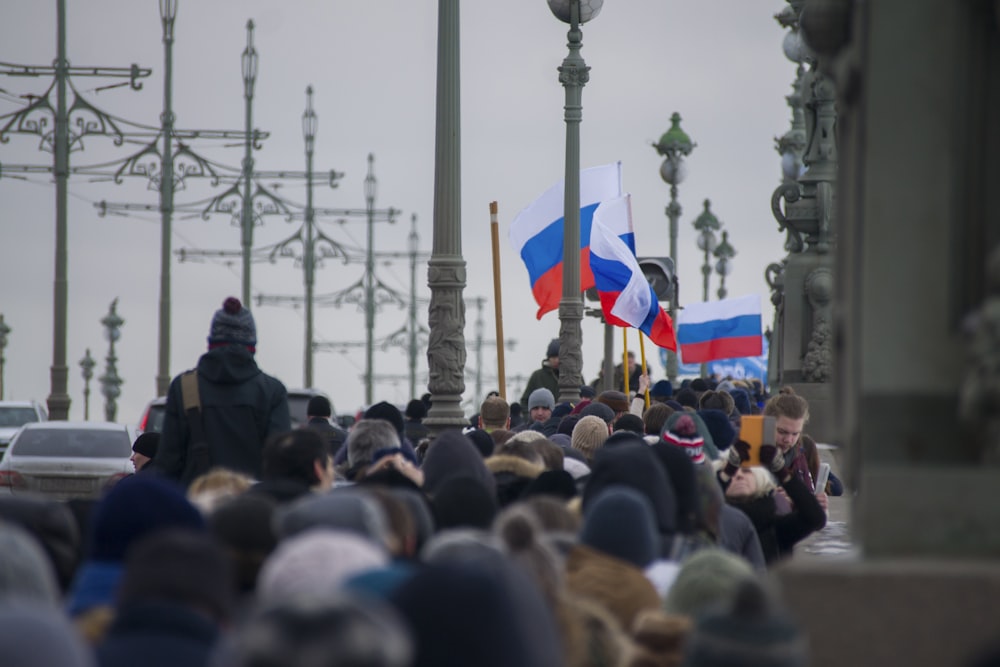 groupe de personnes marchant droit pendant la journée