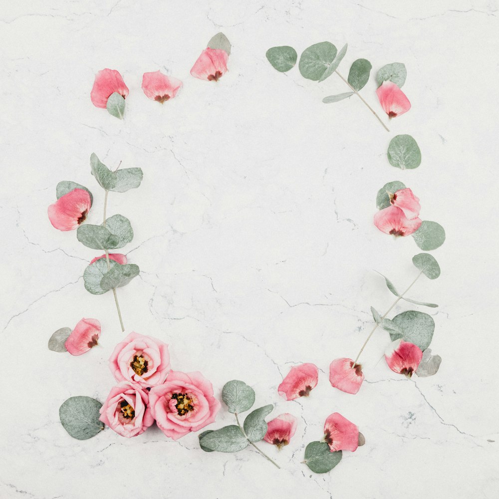 Rosas cor-de-rosa na superfície de mármore branco
