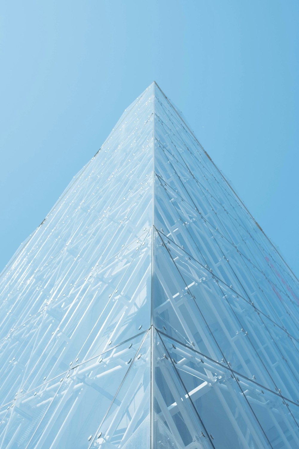 Bâtiment pyramidal en verre clair