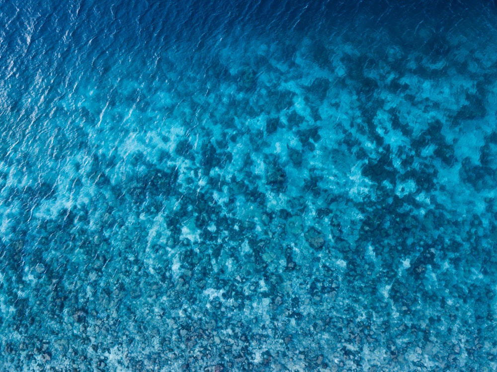 Agua azul oceánica tomada en la foto del ángulo superior