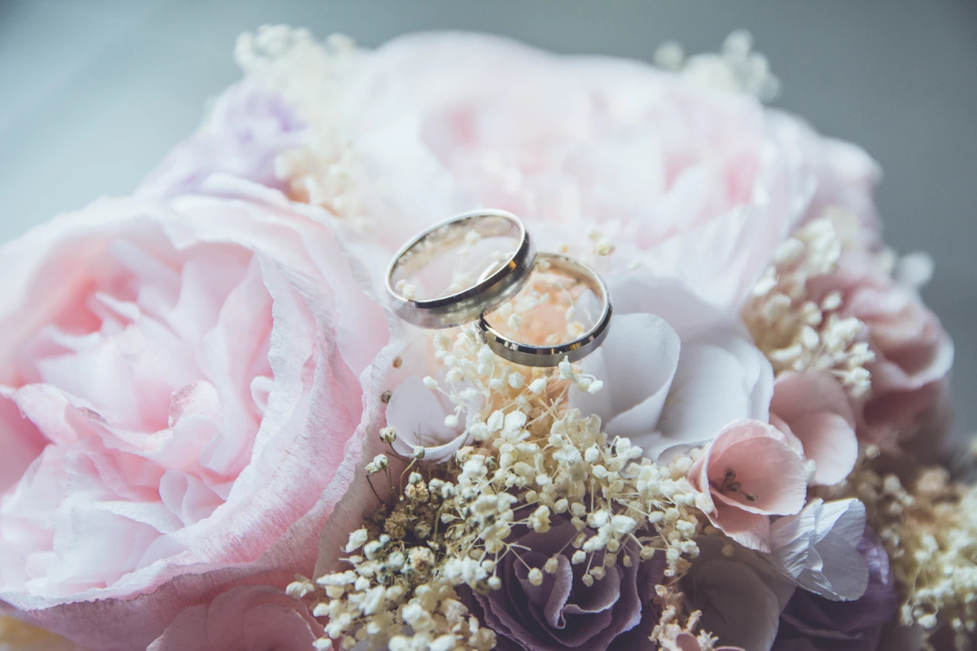 How to avoid hidden wedding fees — A wedding reception table set with linens and chair rentals