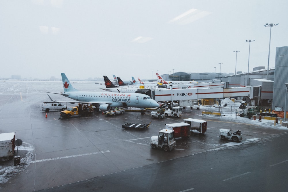 Weiße Fluggesellschaften auf grauem Betongrund