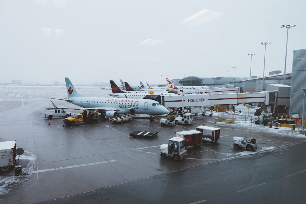 Líneas aéreas blancas sobre suelo de hormigón gris