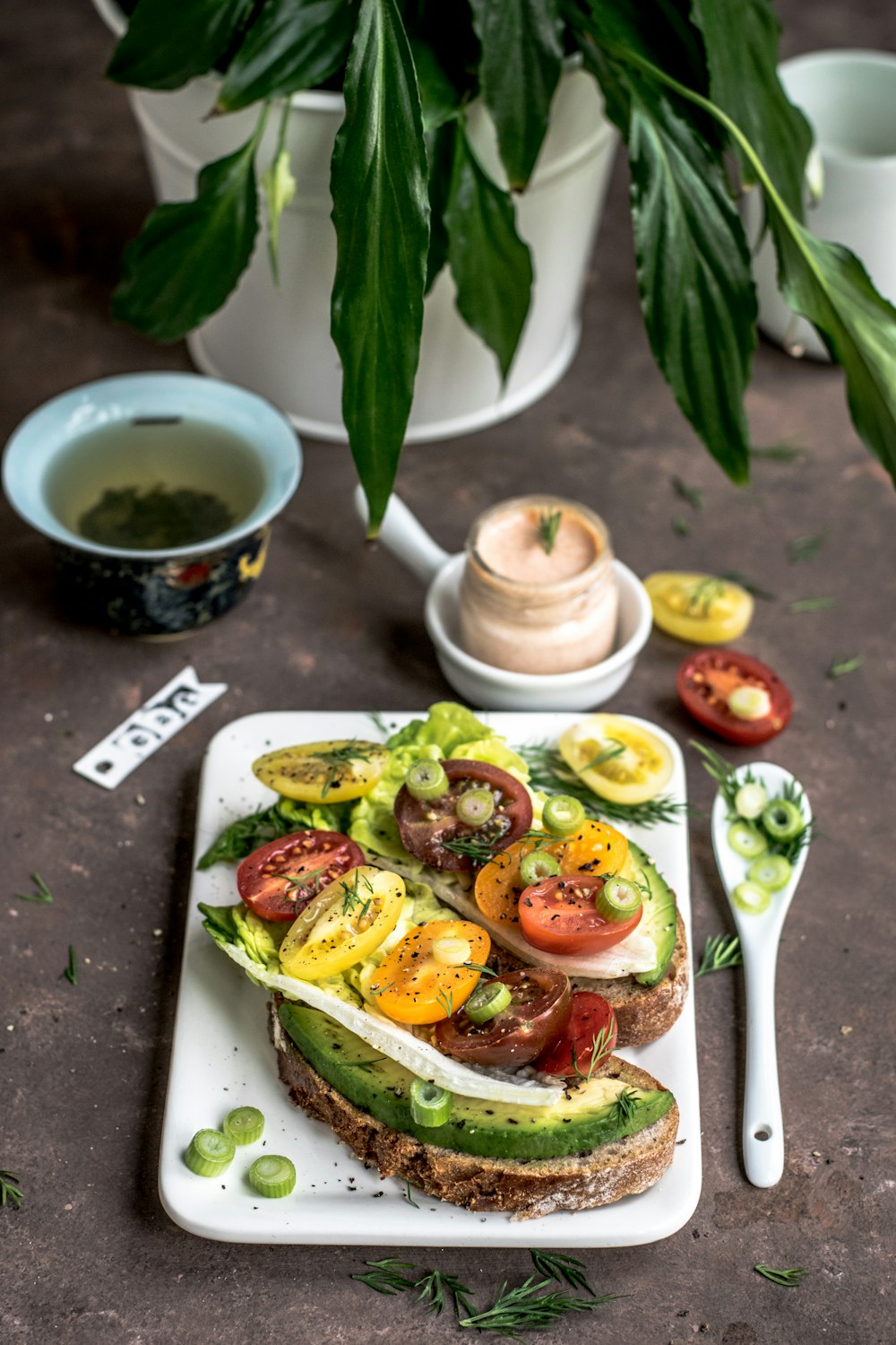 Comida cocinada con verduras en rodajas en plato de cerámica blanca