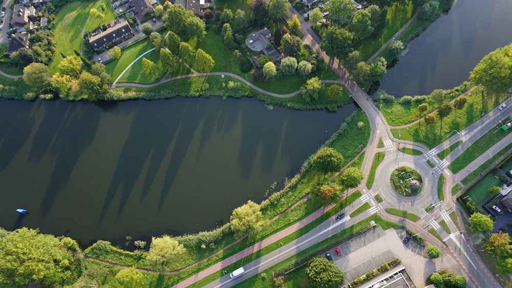 Photographie aérienne d’une rivière avec un pont pendant la journée