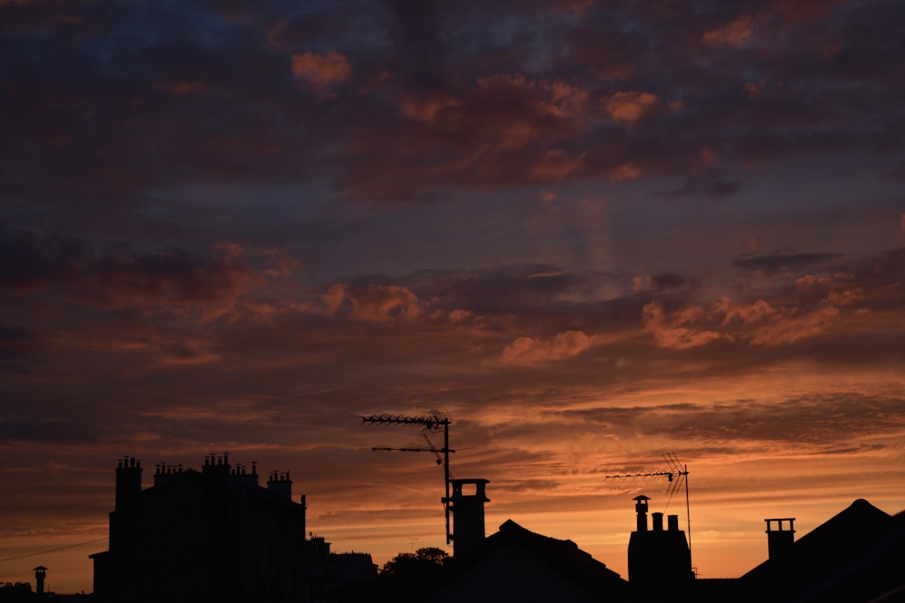 Fotografia di silhouette di edifici durante l'ora d'oro