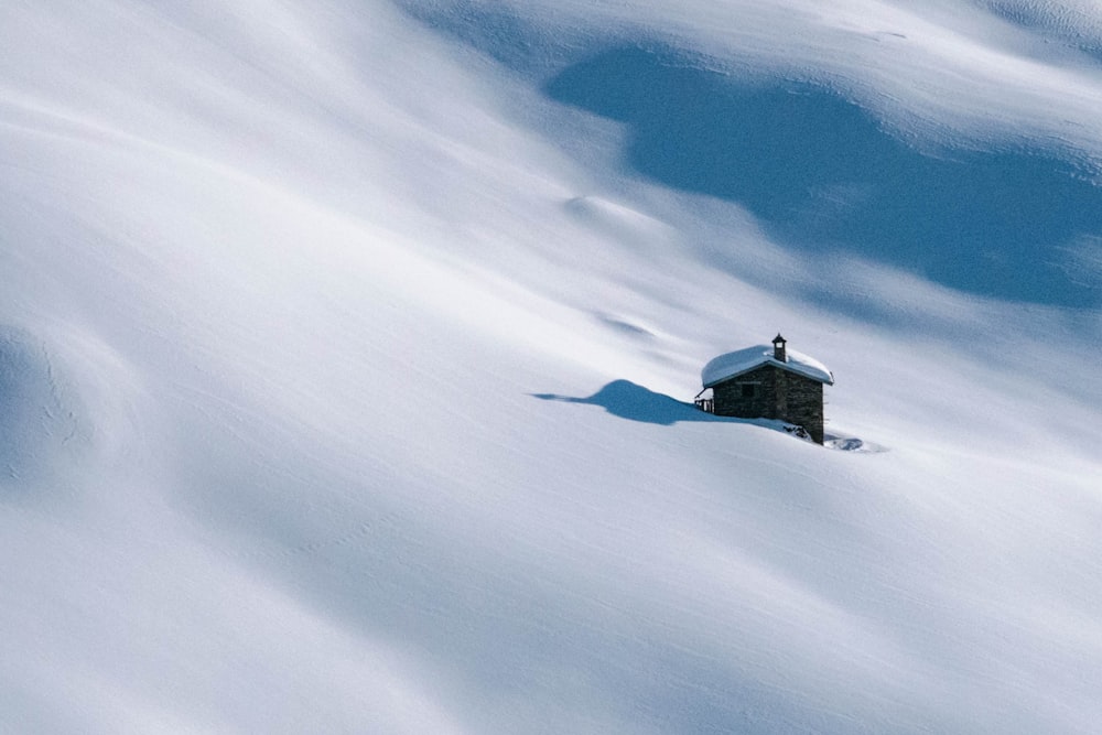 Braunes Haus mit Schnee bedeckt