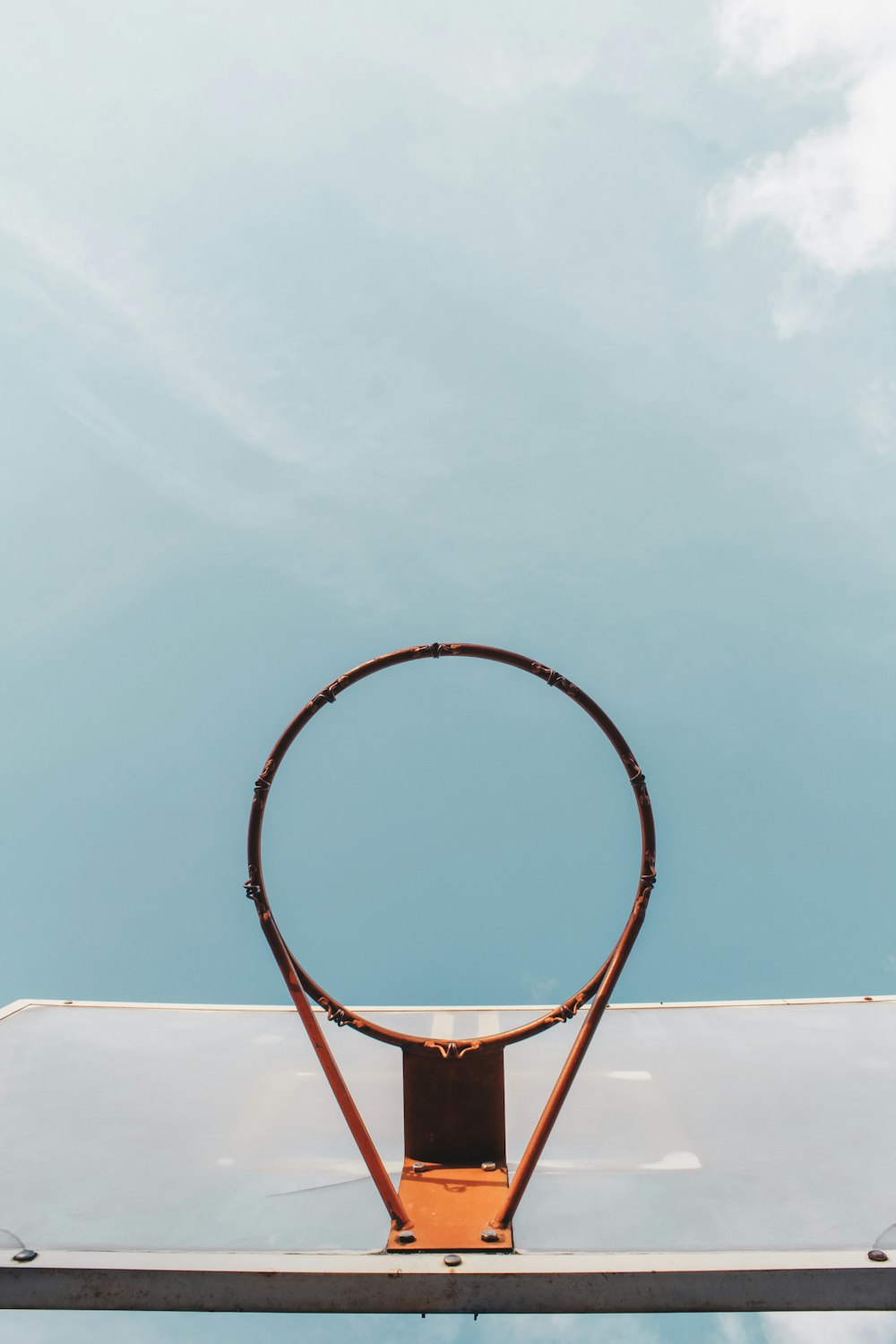 Low-Angle-Foto eines Basketballkorbs