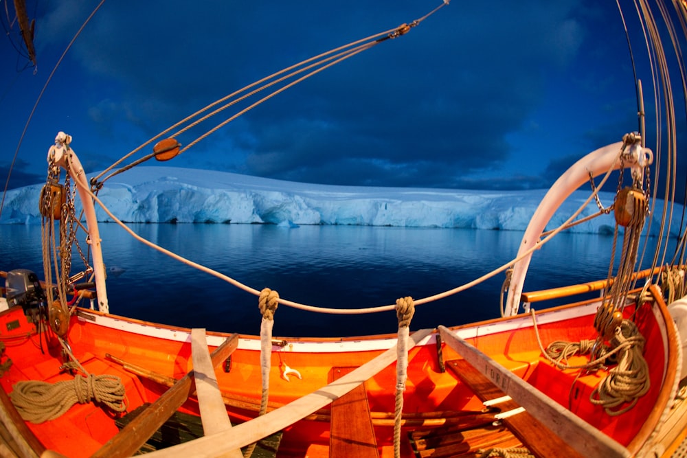 Fotografía de ojo de pez de un barco de pesca cerca de un glaciar de hielo