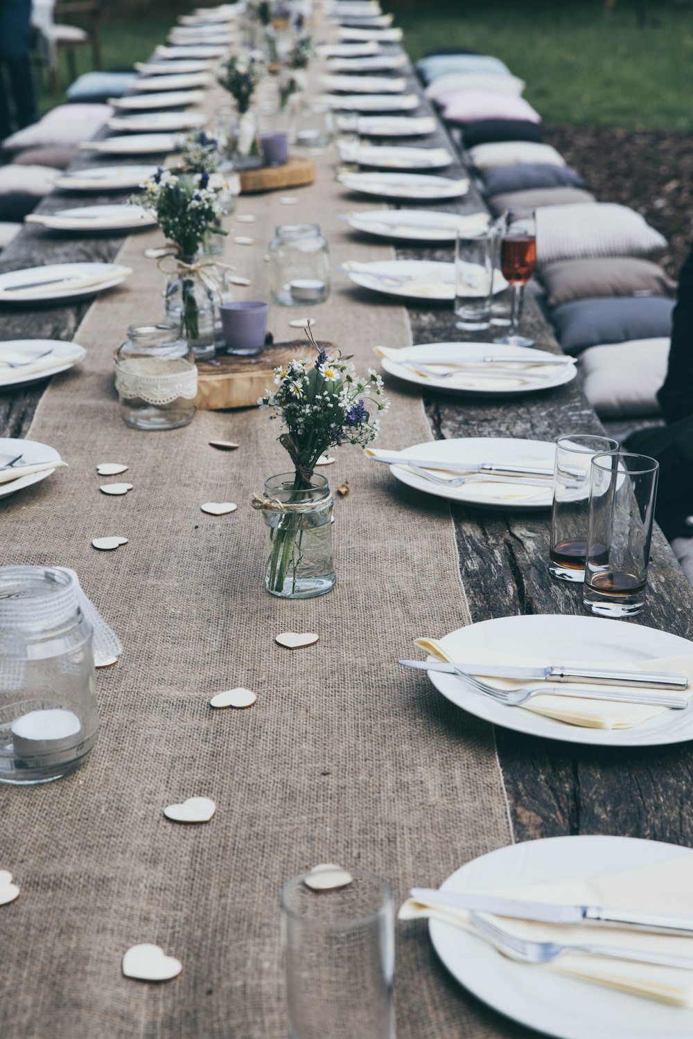 L’assiette blanche s’aligne sur la table pendant la journée