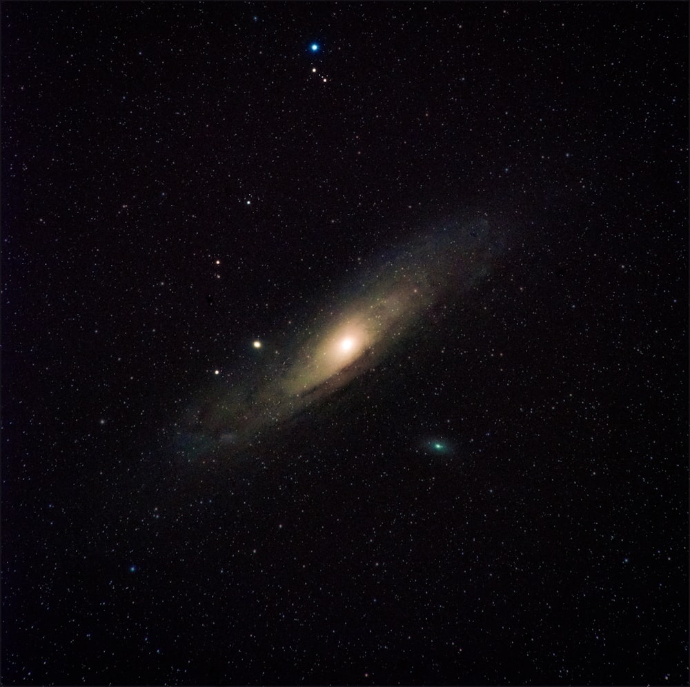 Galaxia negra y marrón