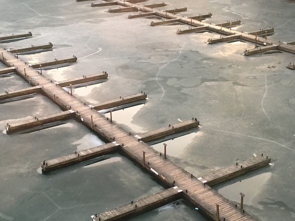 fotografia aerea del molo di legno marrone durante il giorno