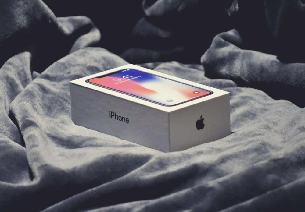 scatola dell'iPhone X grigio siderale su tessuto grigio