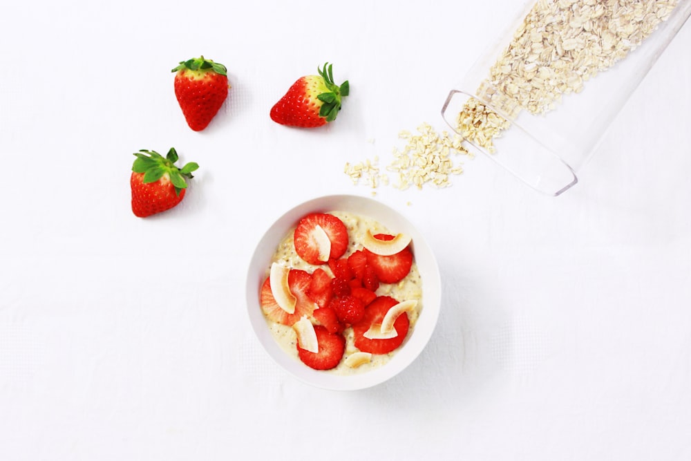 fresas en rodajas en taza blanca