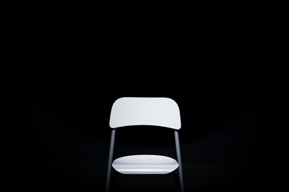 Armloser Stuhl aus weißem und grauem Metall