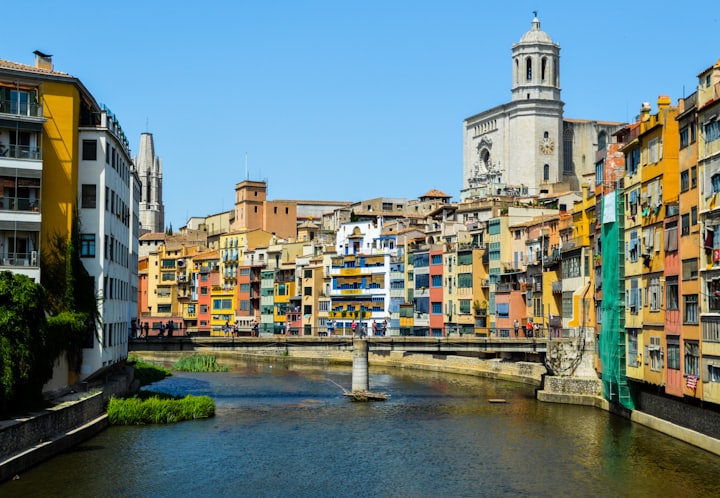 Casas de colores reflejadas en el río Onyar de Girona