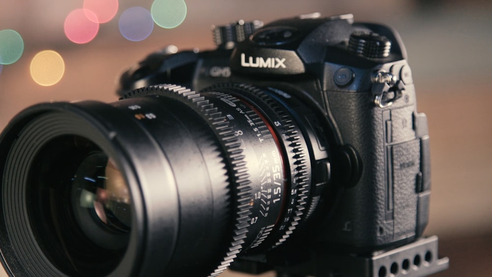 Flachfokusfotografie der schwarzen Lumix DSLR-Kamera