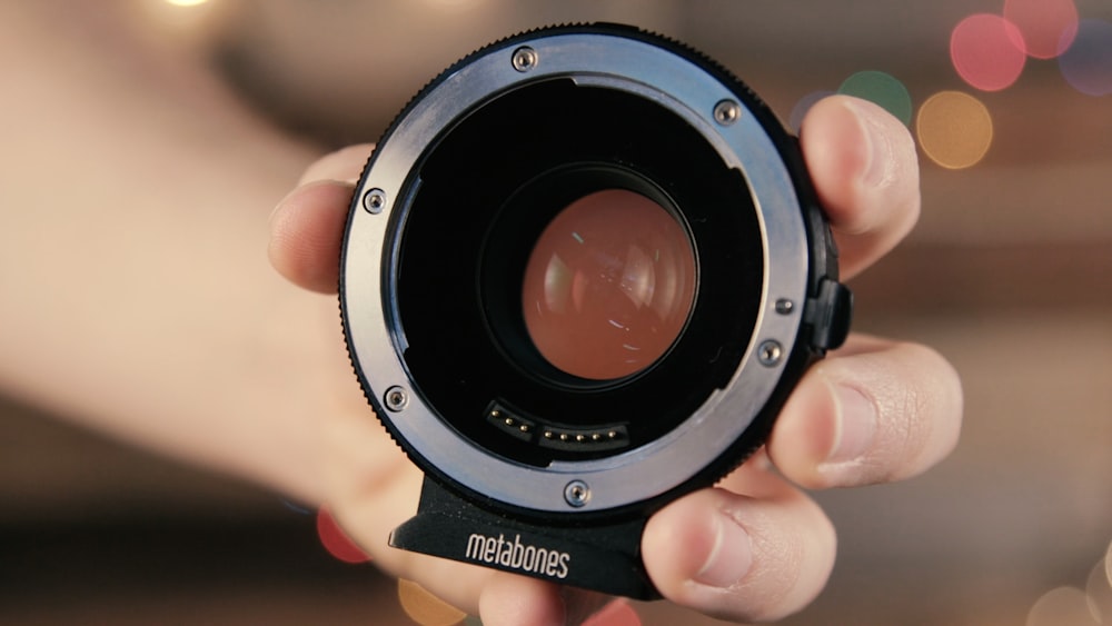 Selektive Fokusfotografie der grauen Metabones-Kamera