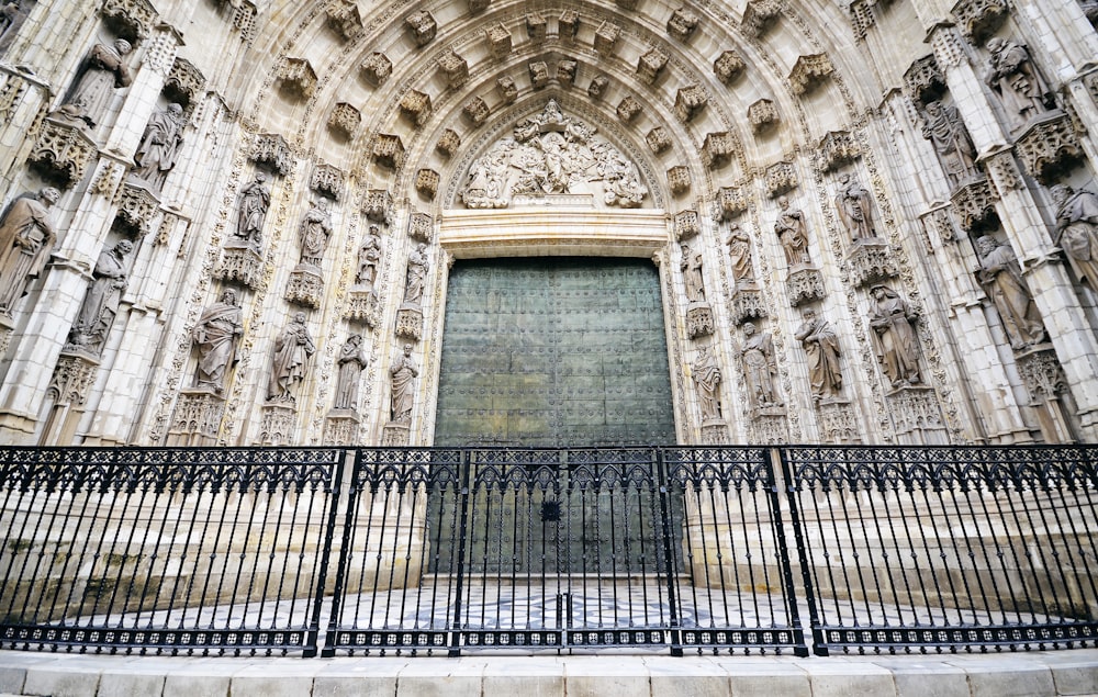 Edificio de hormigón marrón