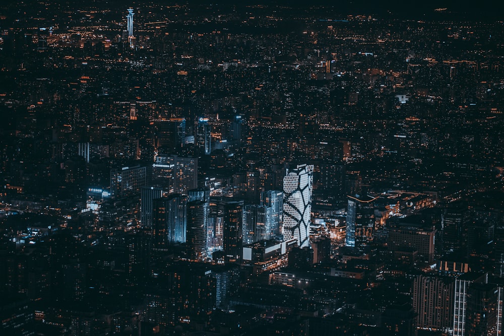 夜間の高層ビル