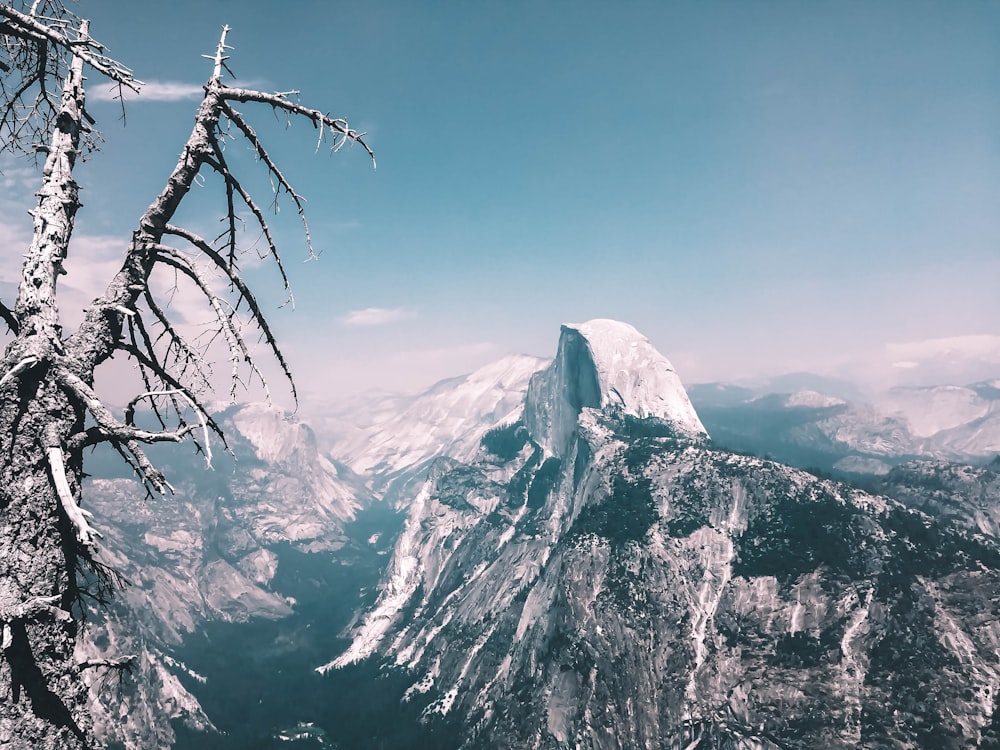 Schneebedeckter Gipfel Bergfoto