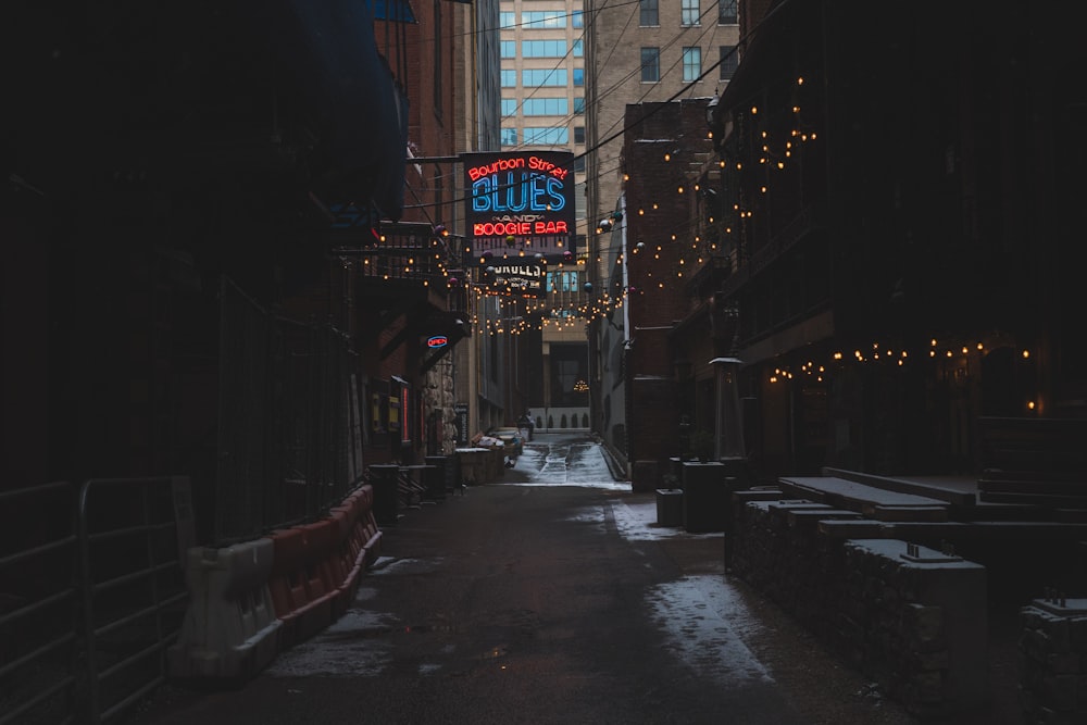 fotografía de letreros de neón de Blues entre edificios