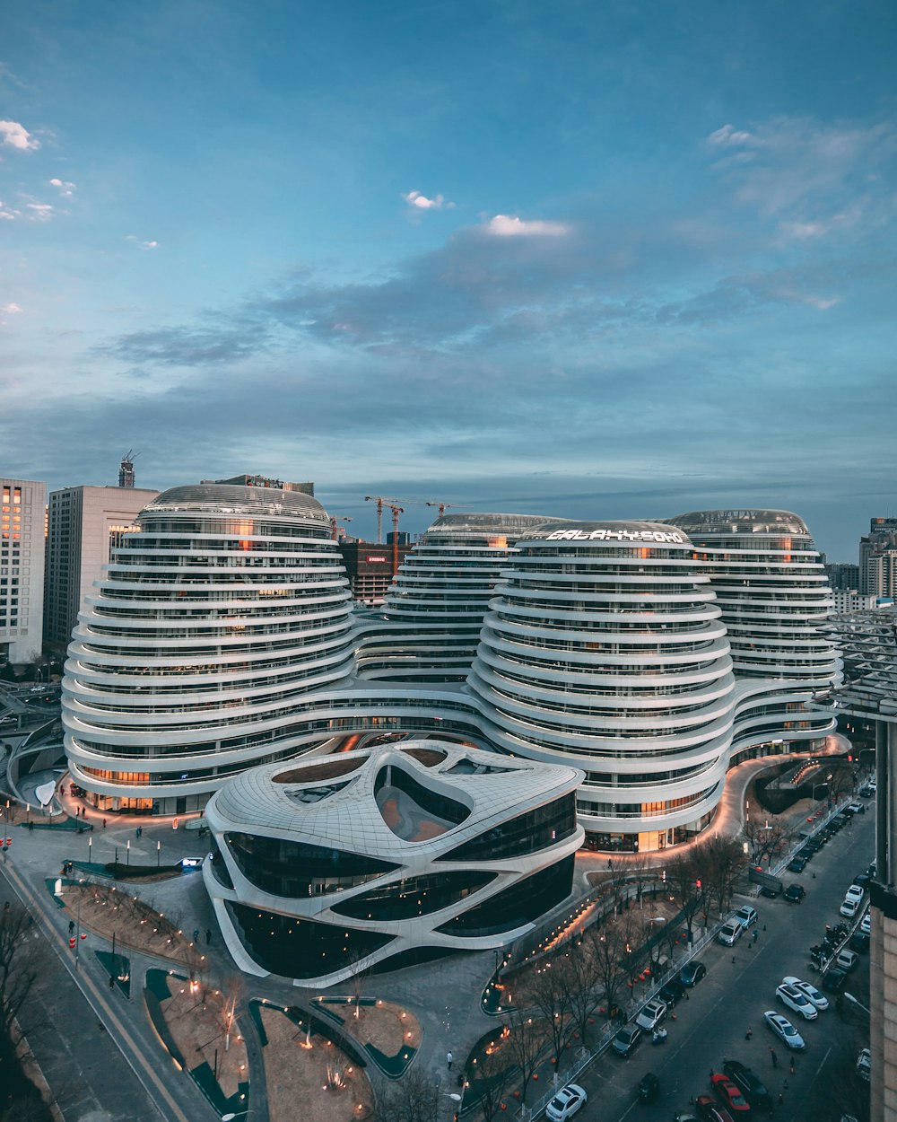 Edificio arquitectónico moderno blanco