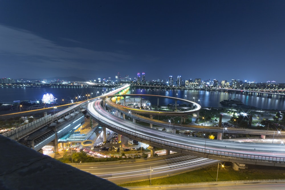 Pont de la ville grise pendant la journée