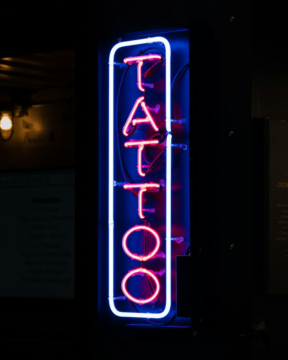 Sinalização de tatuagem neon