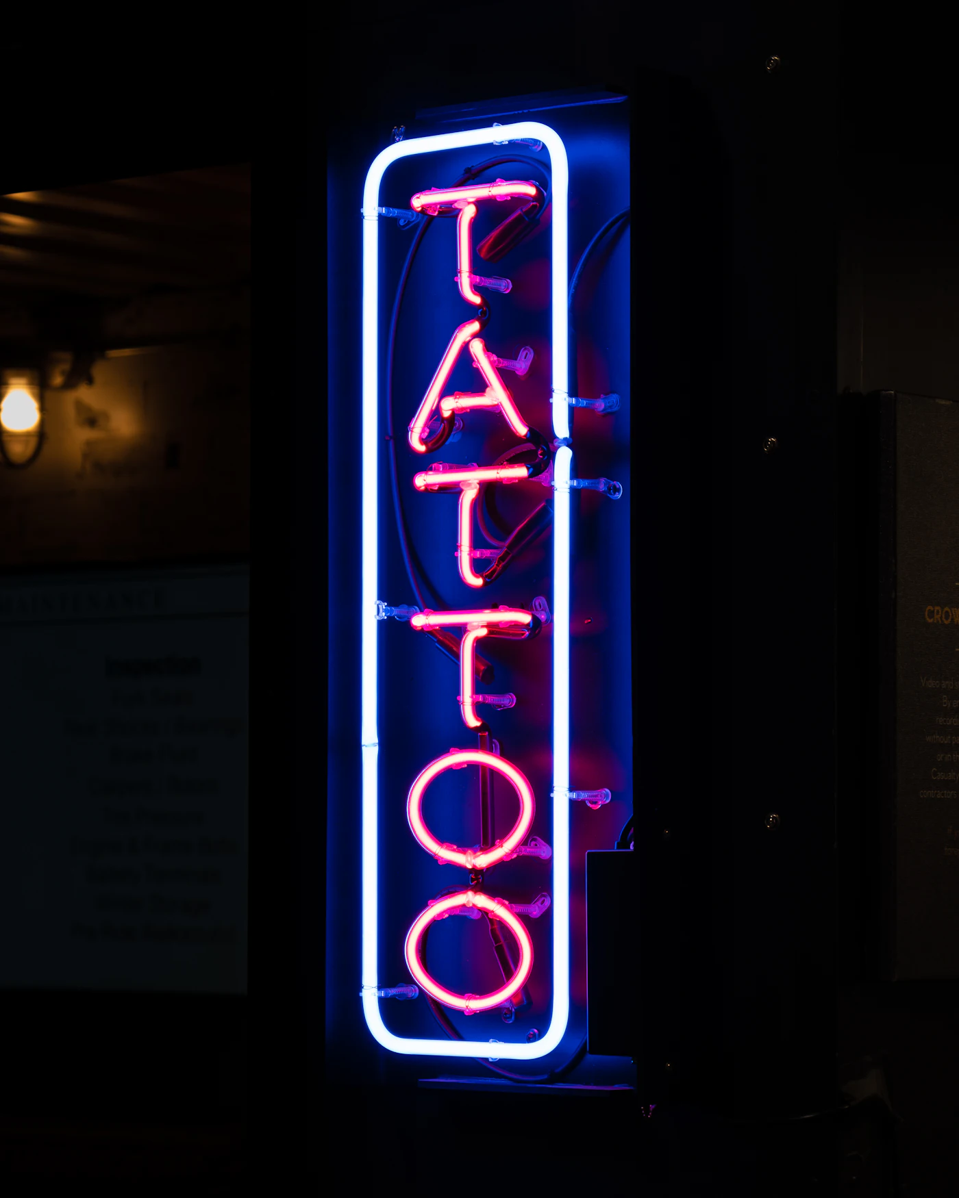 Letreiro em neon com a palavra Tattoo