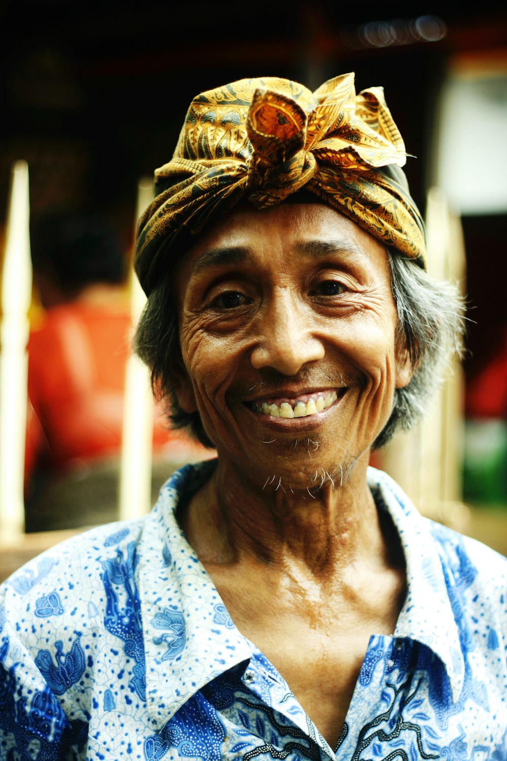 homme portant un turban souriant