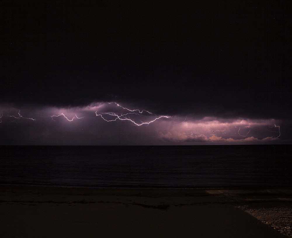 Mar sob tempestade com raios