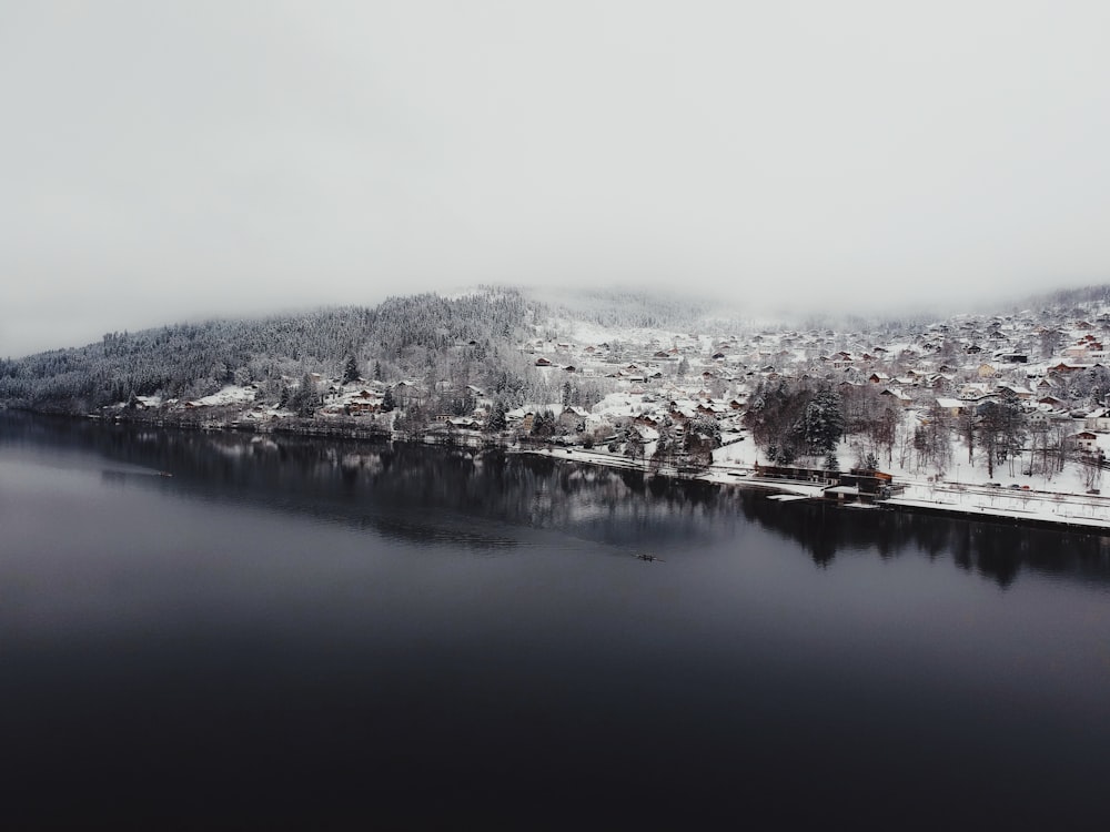 Vista aérea de la ciudad cubierta de nieve