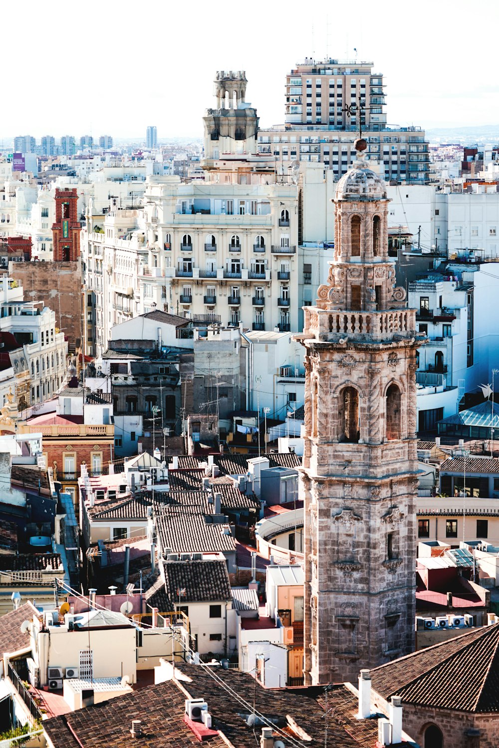 Fotografía aérea de una torre beige rodeada de casas durante el día