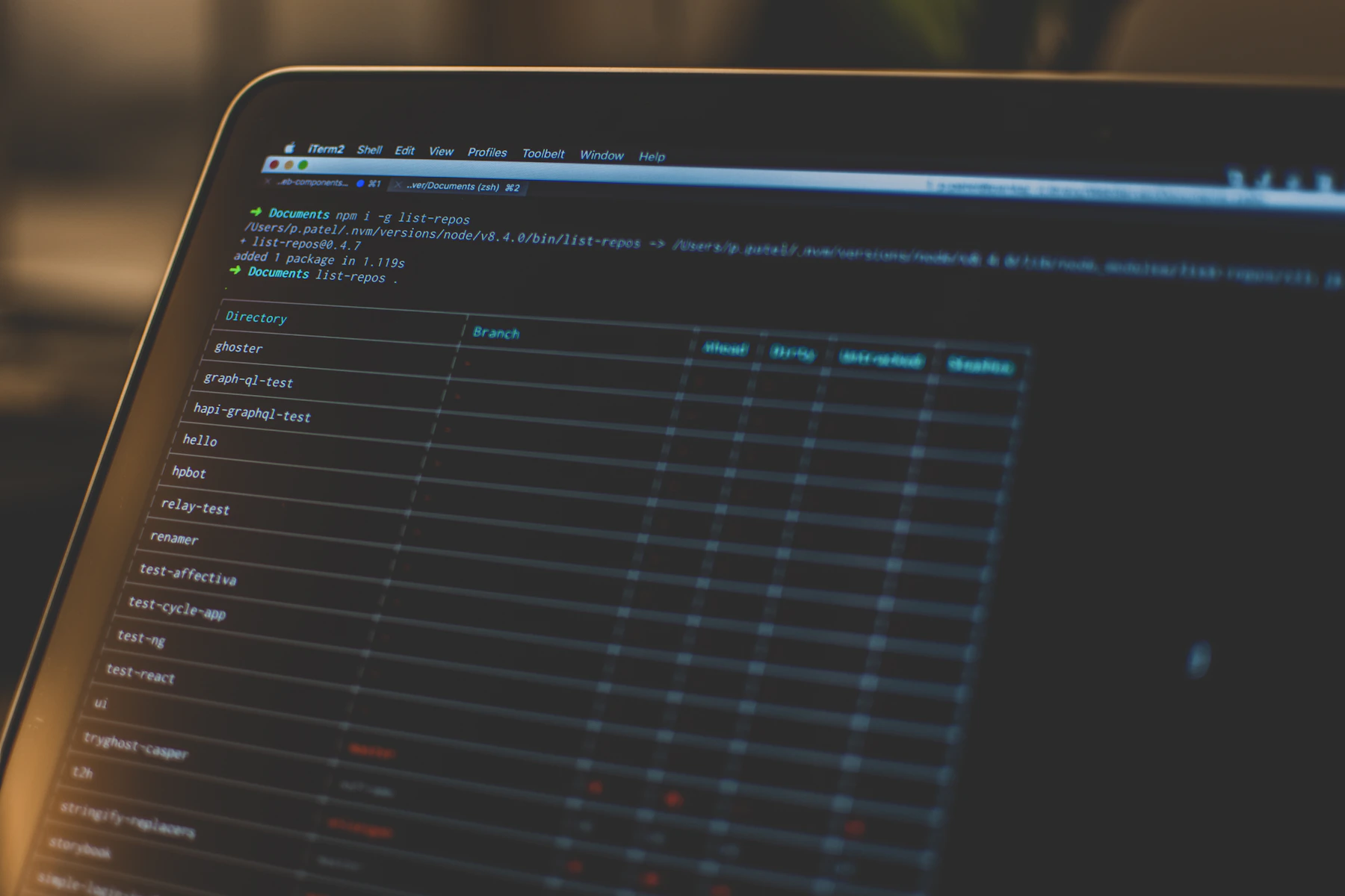 Pantalla de desarrollo con terminal y código durante mantenimiento de software