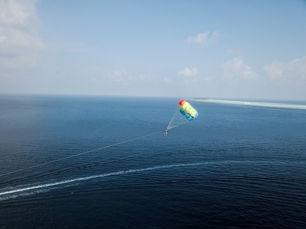 person doing para gliding