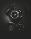 Une photographie sur fond noir d'une caméra Sony DSLR 