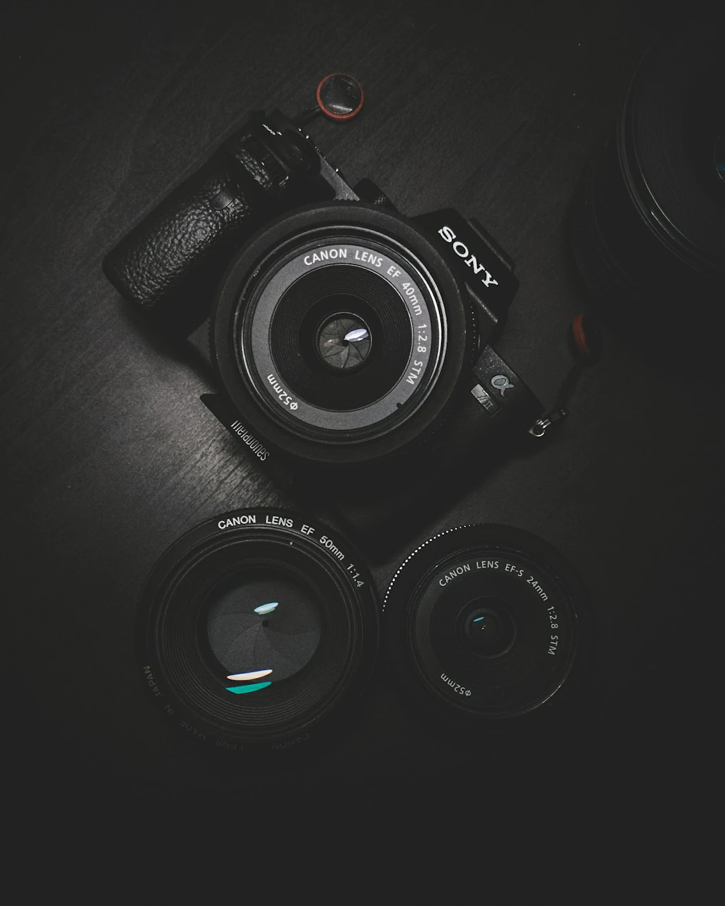 Lente de cámara fotográfica profesional de alta precisión enfocando con bokeh