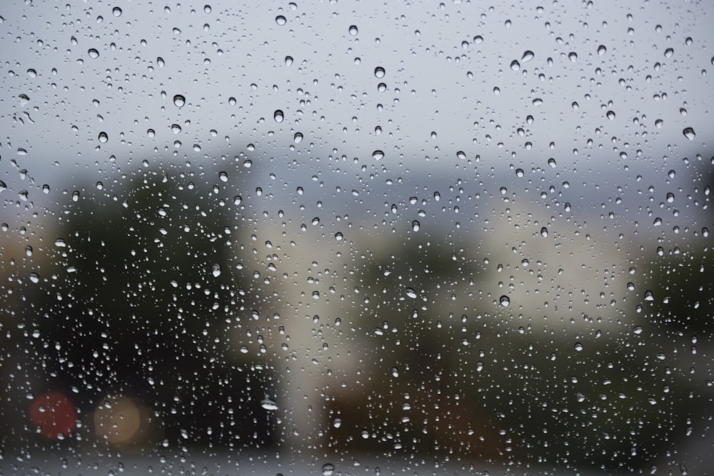 gocce d'acqua su lastra di vetro trasparente