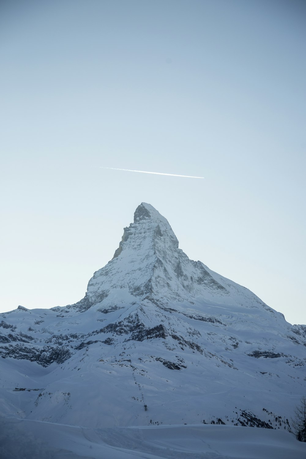 snow covered mountain during daytme