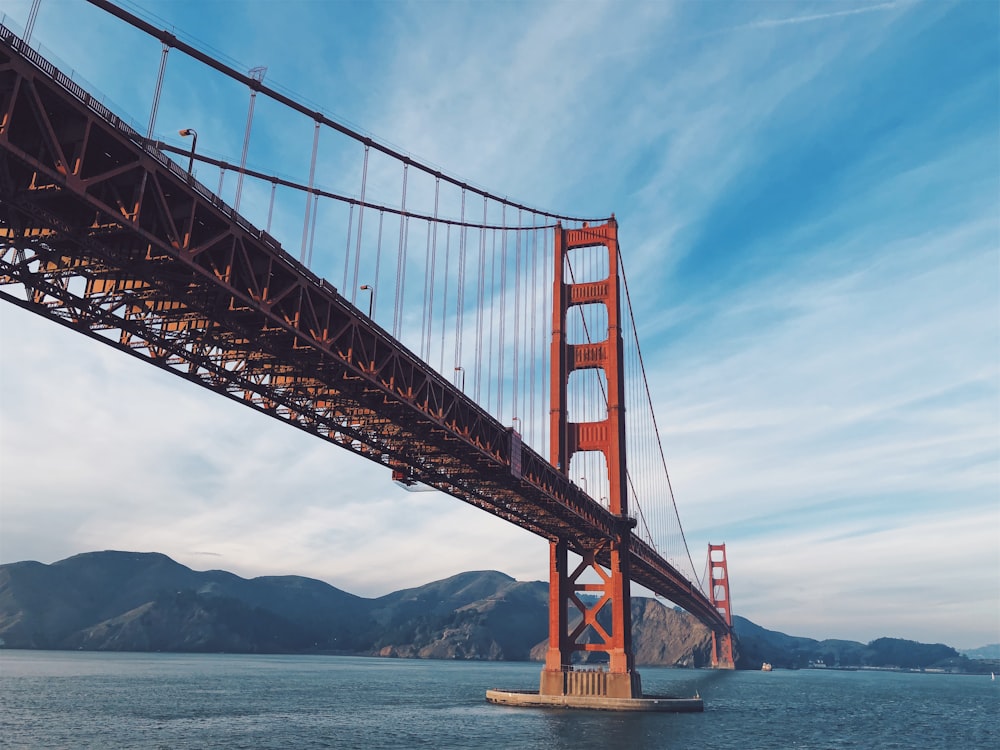 ponte sob o céu azul