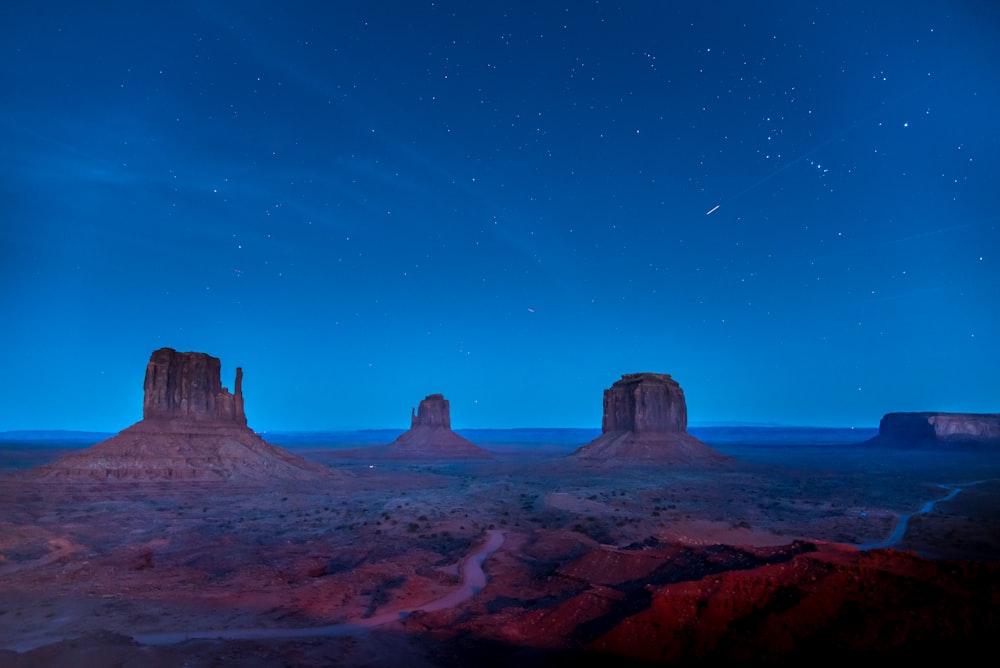 Rocas marrones con fotografía de arena