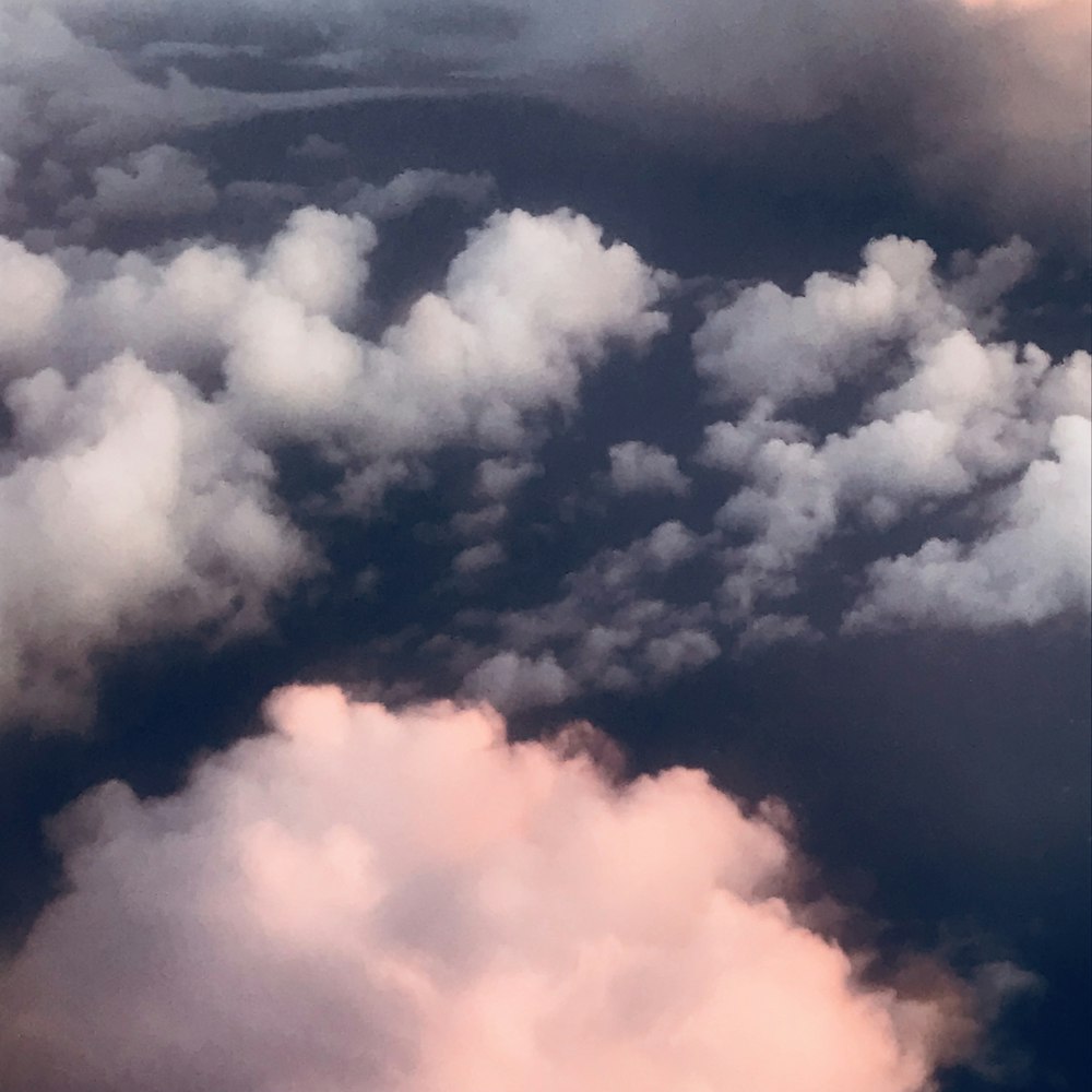 Foto aérea de mar de nubes